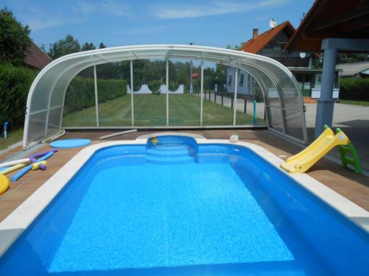 Schoenes Ferienhaus Mit Grossen Pool 250 M Vom Balaton Балатонмаріафюрде Екстер'єр фото
