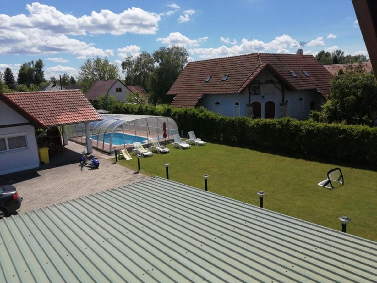 Schoenes Ferienhaus Mit Grossen Pool 250 M Vom Balaton Балатонмаріафюрде Екстер'єр фото