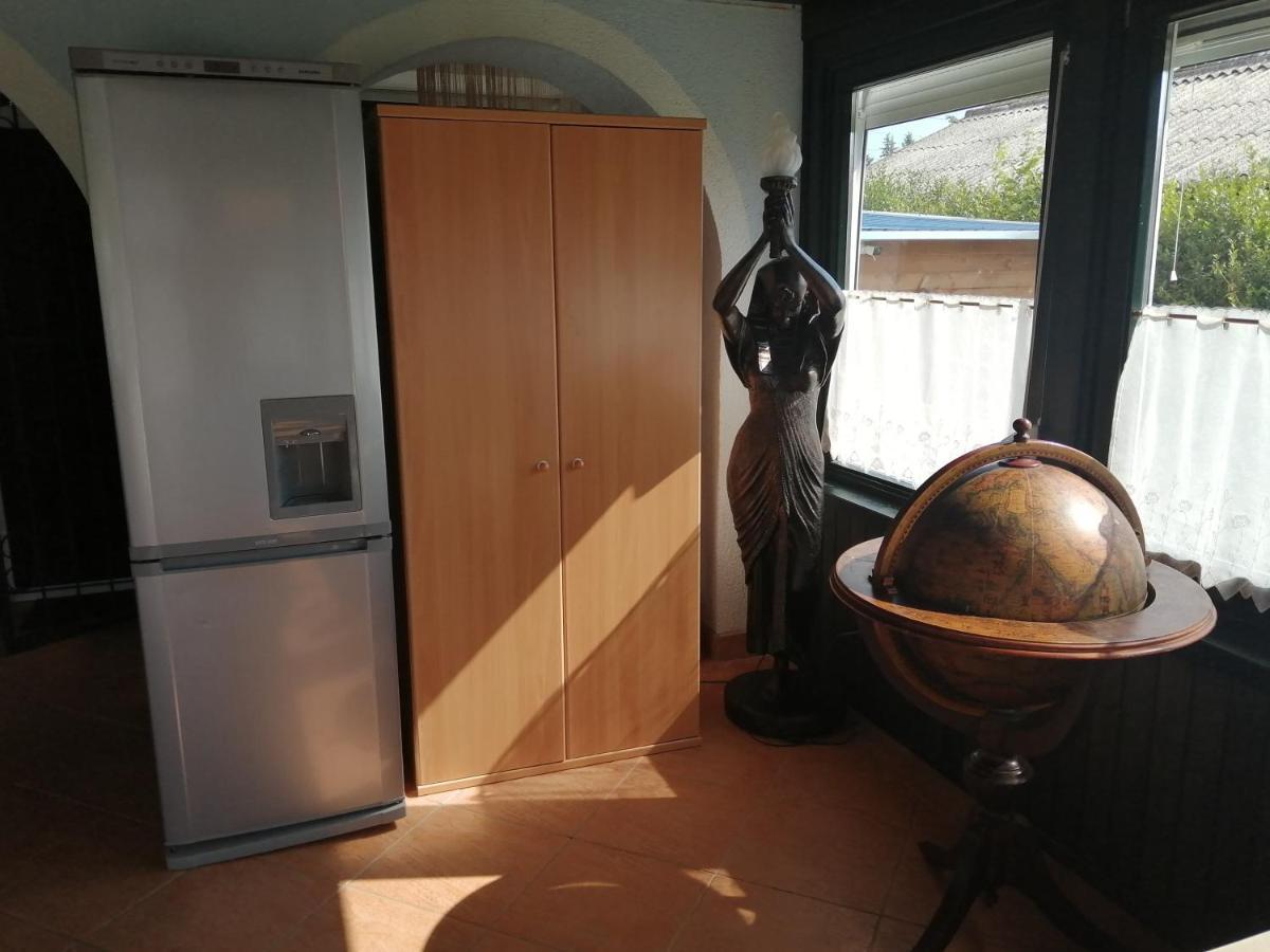 Schoenes Ferienhaus Mit Grossen Pool 250 M Vom Balaton Балатонмаріафюрде Екстер'єр фото